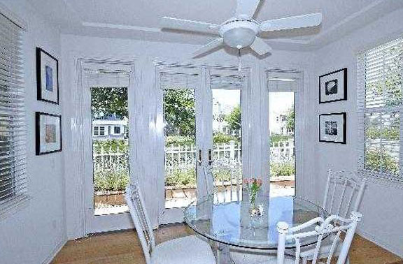 Valencia Bridgeport The Cove Residence 1 dining area