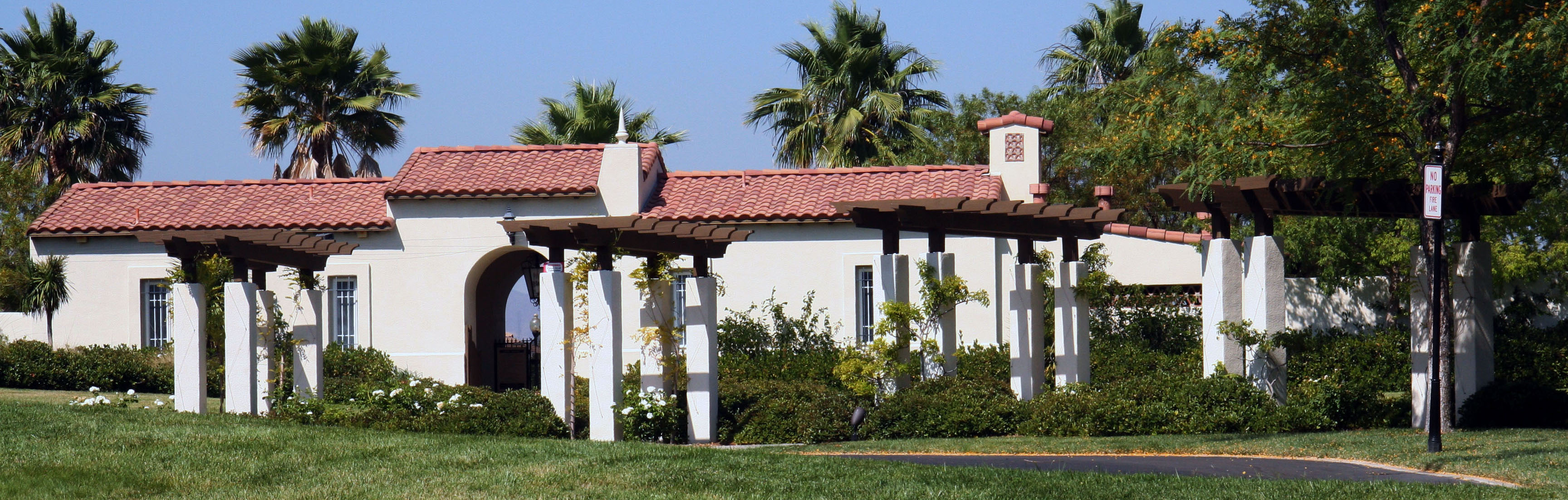 Valencia Woodlands community recreation center building